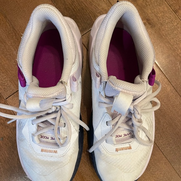 Girls Nike shoes size 4.5. Worn inside only. - Picture 3 of 5